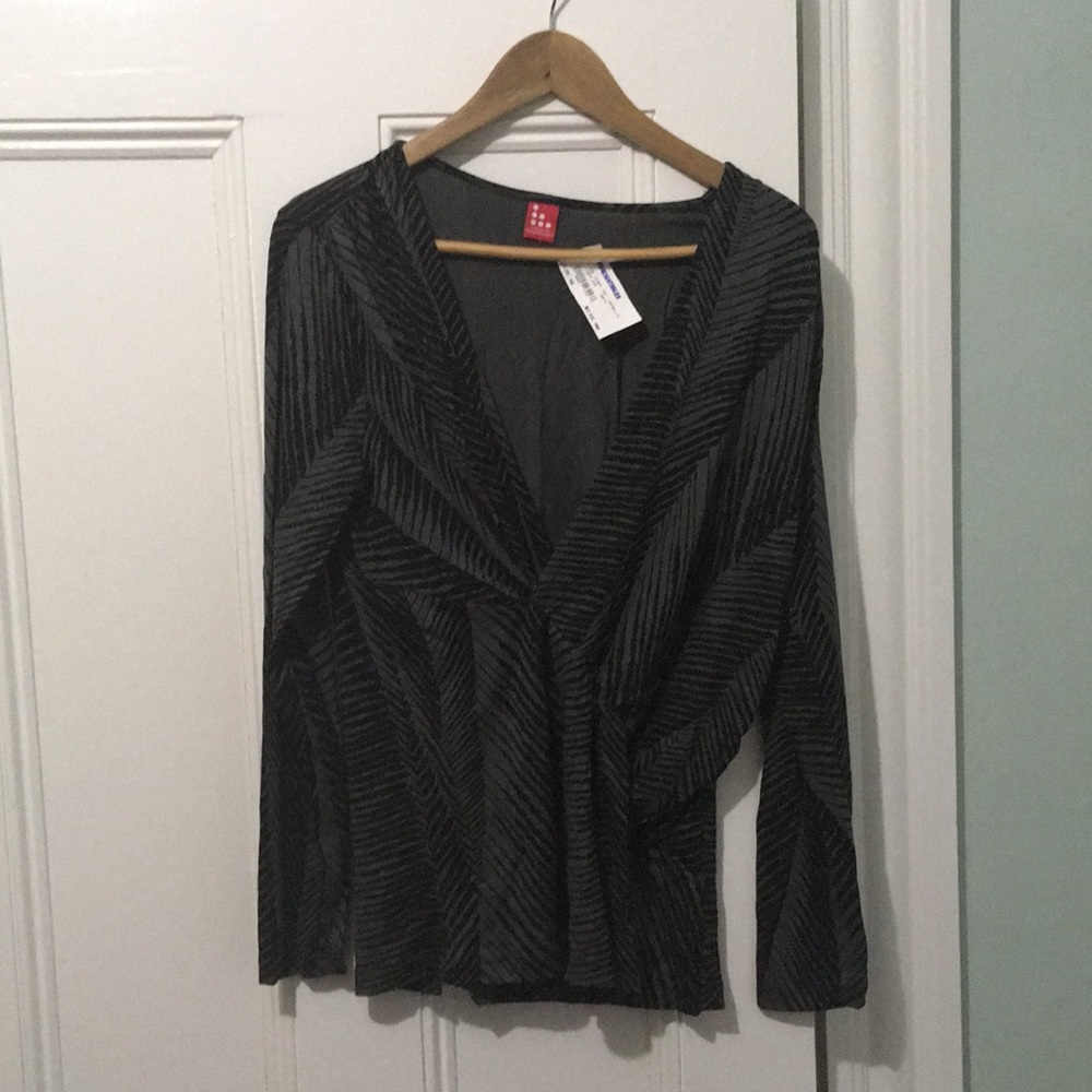 Deep v gray and black printed top